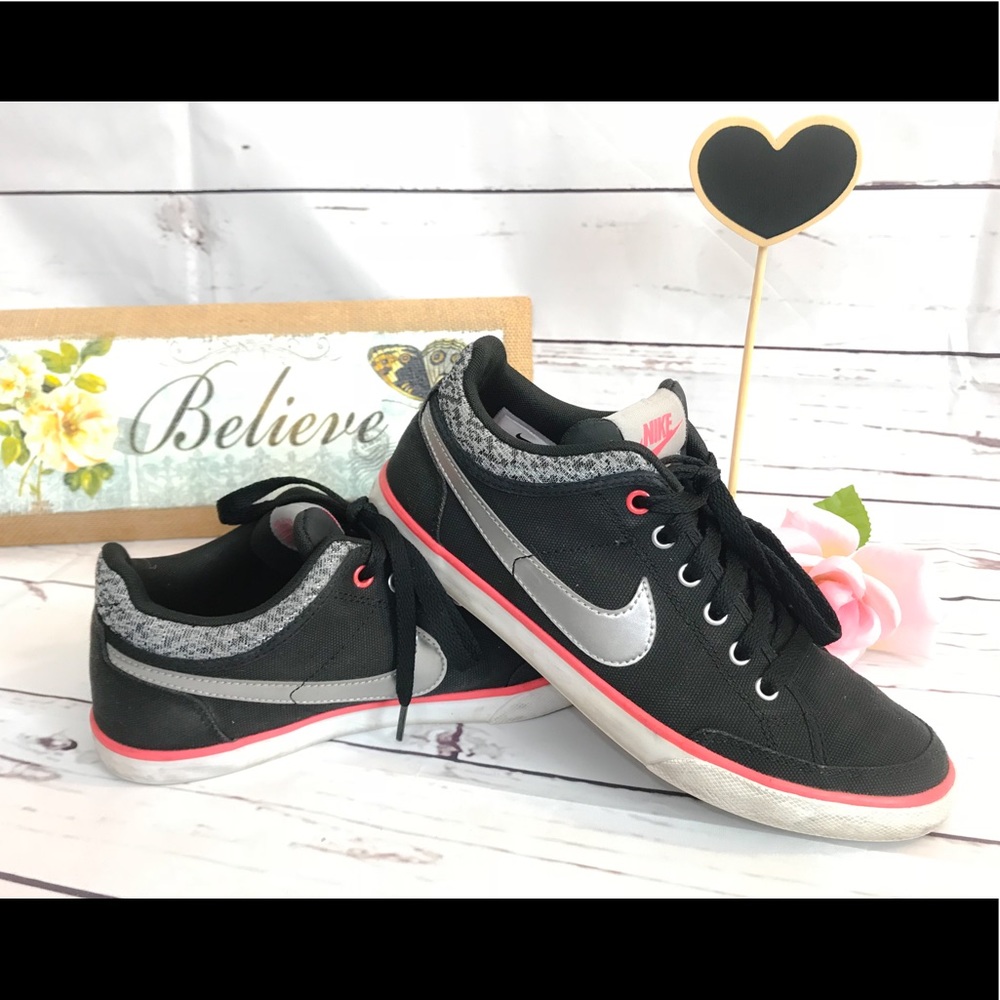 💕Pink and Black NIKE 💕 woman size 7.5